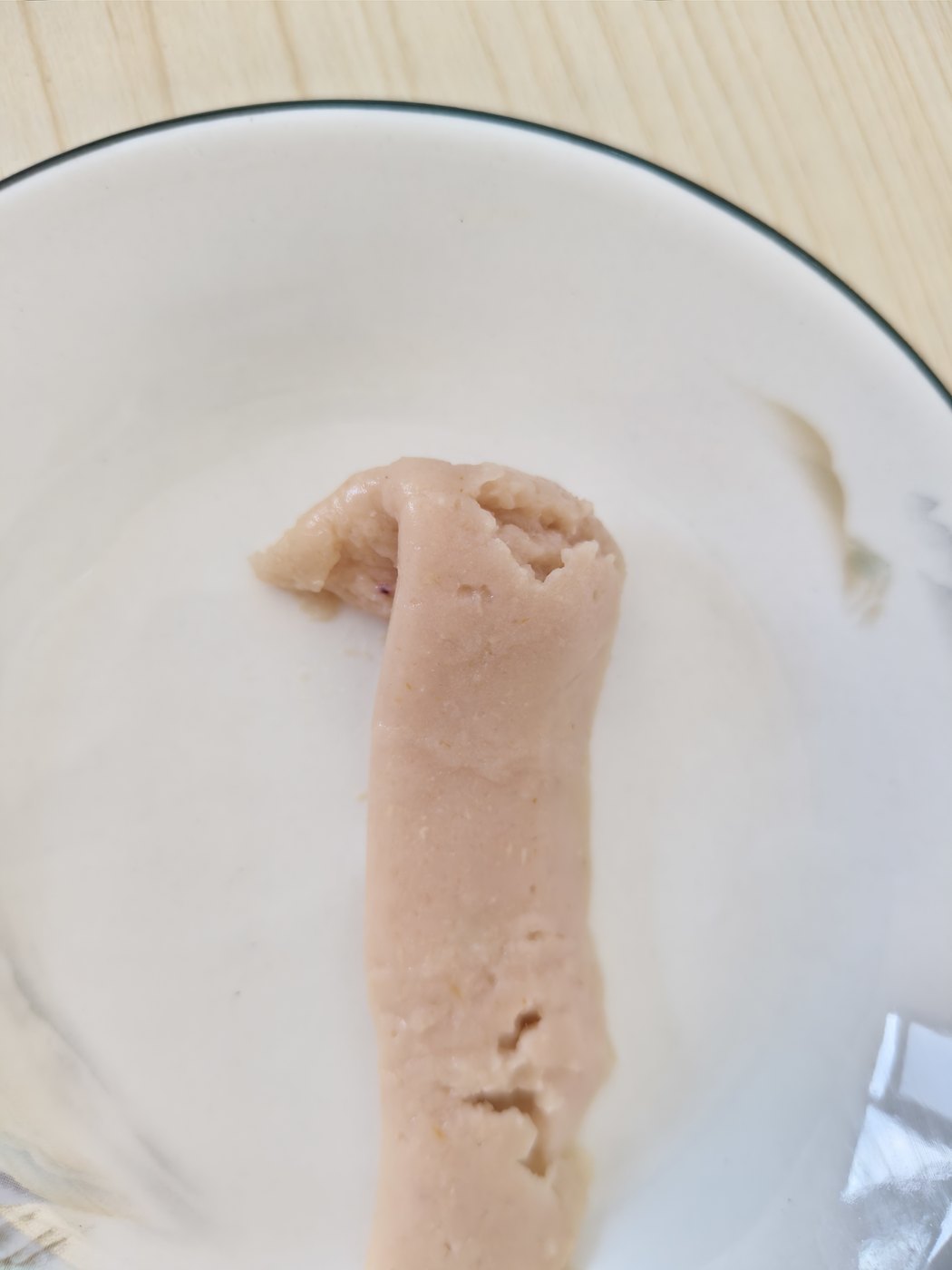 Tuna- and shrimp-flavoured cat mousse treat