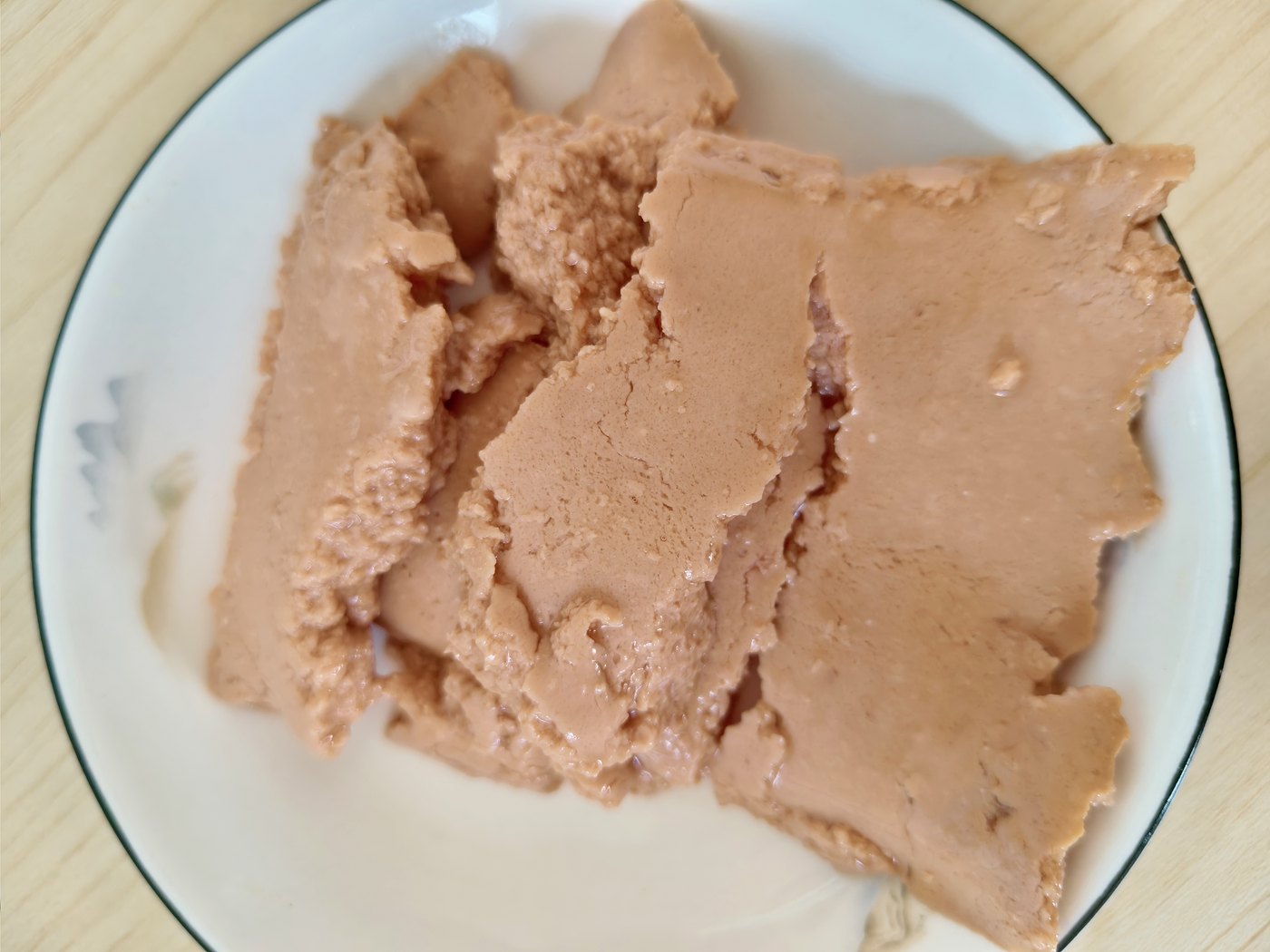 Salmon- and chicken-flavoured mousse pouch