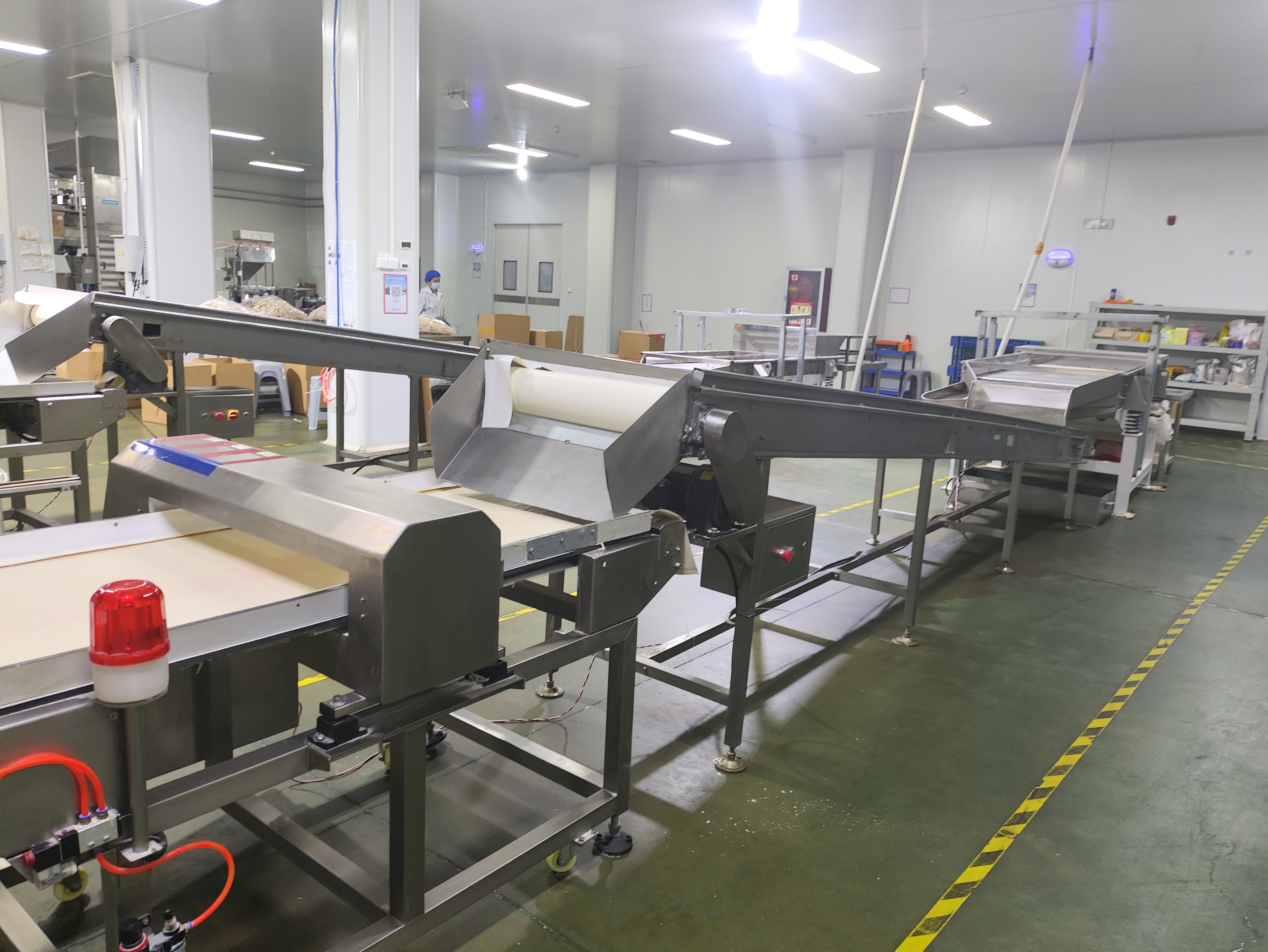 Sorting and inspection at Aumeats Xincaihong Freeze-Dried Production Base