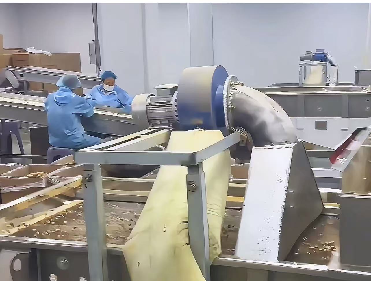 Vacuum freeze-drying at Aumeats Xincaihong Freeze-Dried Production Base