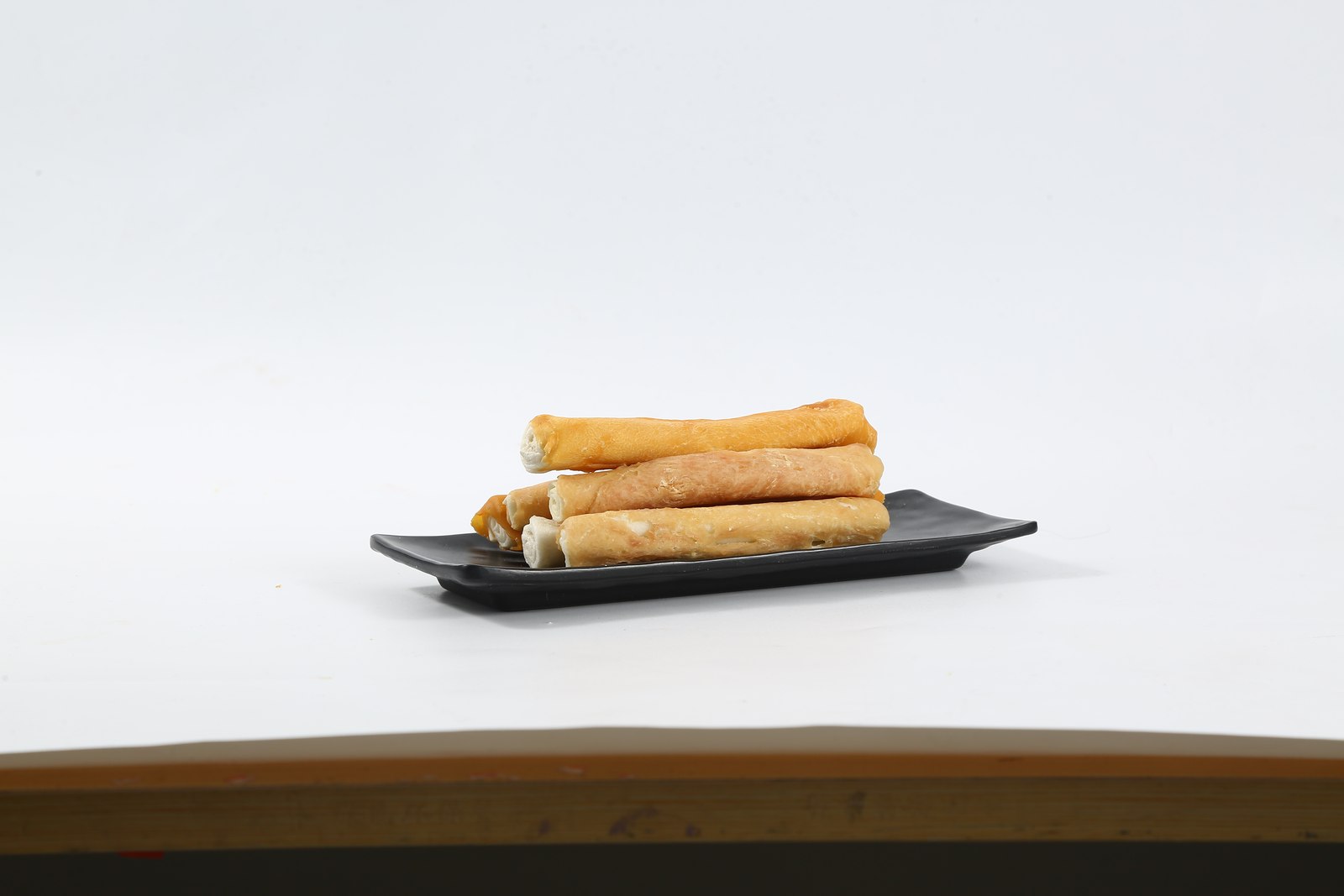 Chicken-coated bovine rawhide rolls